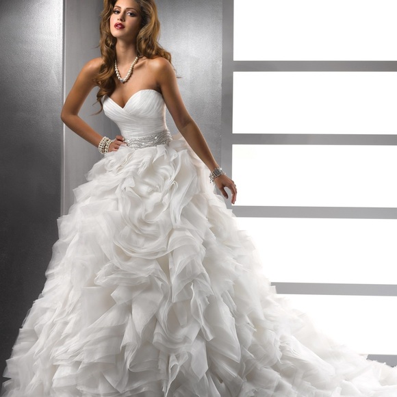 Wedding dress - Picture 2 of 3